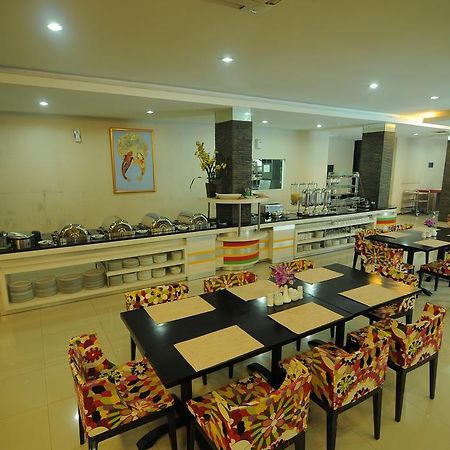 Hotel Swarna Dwipa Палембанг Экстерьер фото