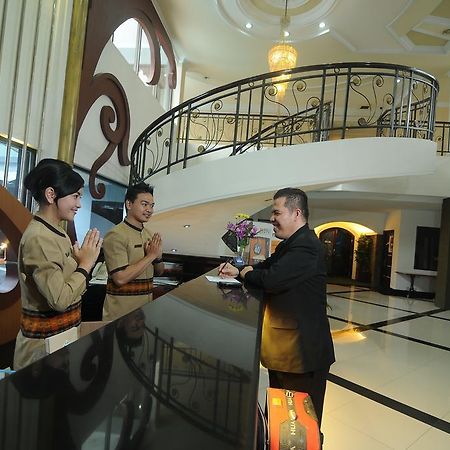 Hotel Swarna Dwipa Палембанг Экстерьер фото